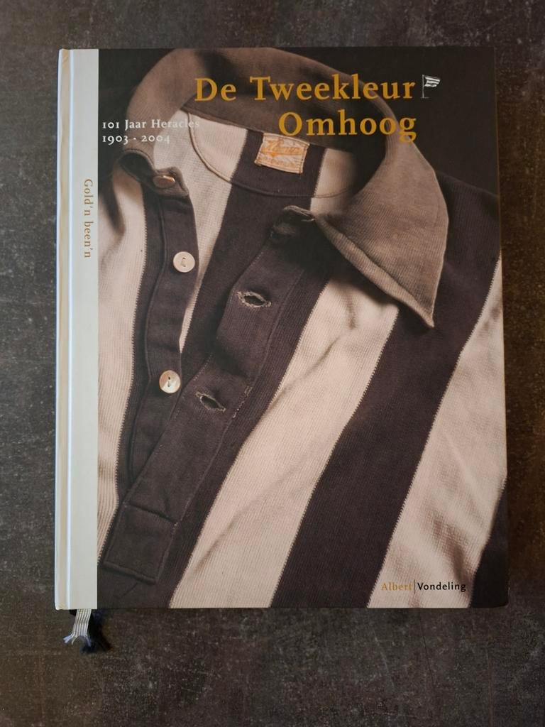 De Tweekleur Omhoog: 101 Jaar Heracles 1903-2004, Ophalen of Verzenden, Zo goed als nieuw, Albert Vondeling, Balsport