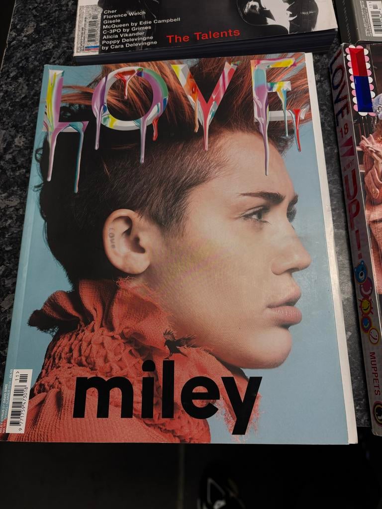 5 Love Magazines - Miley, Kendall, Cara, Kate, Ophalen of Verzenden, Gelezen, Glossy