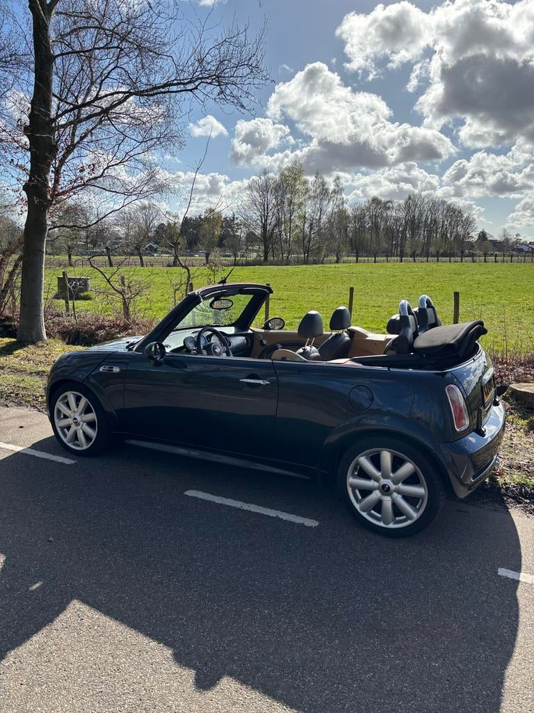Mini 1.6 16V Cooper S Cabrio AUT 2006 Zwart, Auto's, Mini, Beige, 4 cilinders, Cabriolet, 4 stoelen