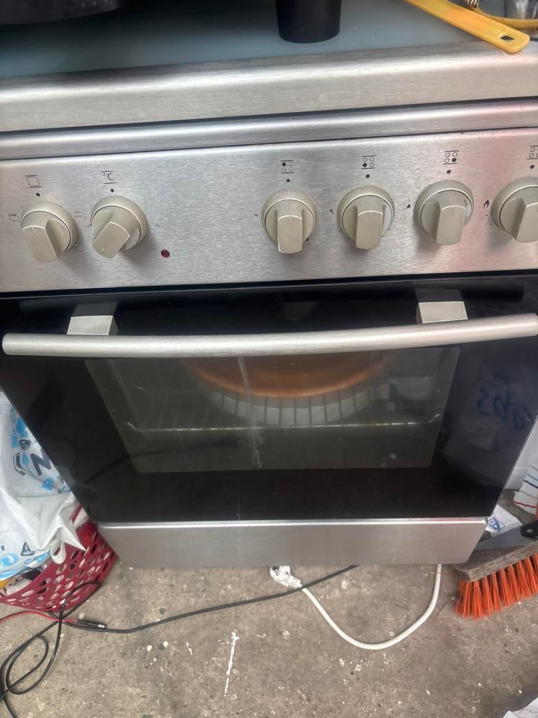 Vrijstaand fornuis met oven, Witgoed en Apparatuur, Fornuizen, Ophalen, Gebruikt, 4 kookzones, Vrijstaand