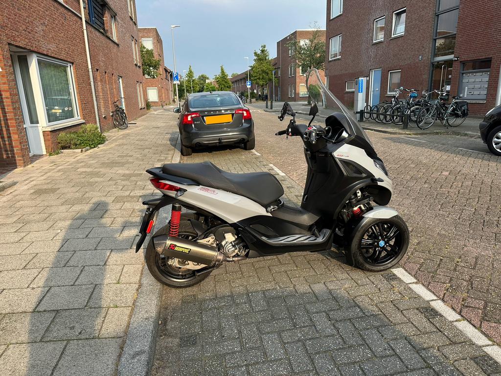 Piaggio MP3 300 HPE AKRAPOVIČ, Ophalen of Verzenden, Zo goed als nieuw, Benzine, Piaggio