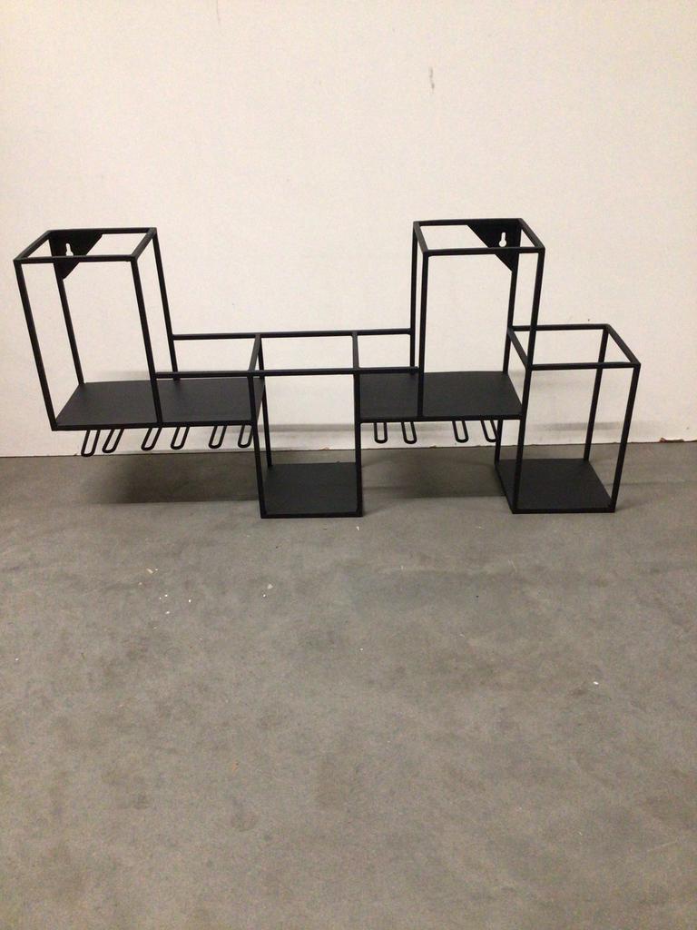 Zwart metalen wandrek met planken en haken, Ophalen, Zo goed als nieuw