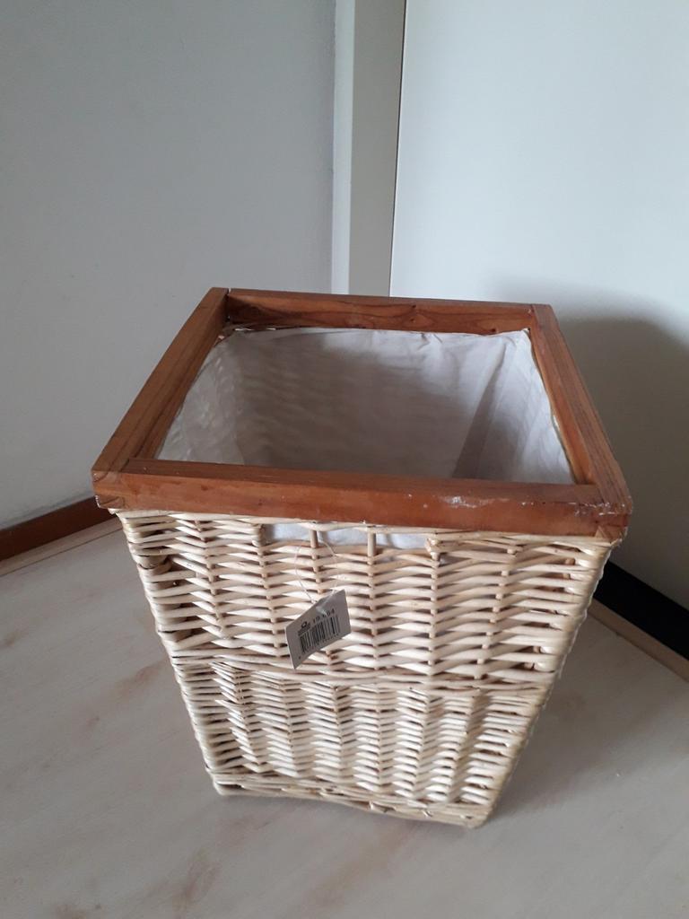 Rieten mand met houten rand en stoffen binnenkant, Huis en Inrichting, Woonaccessoires | Schalen en Manden, Ophalen of Verzenden