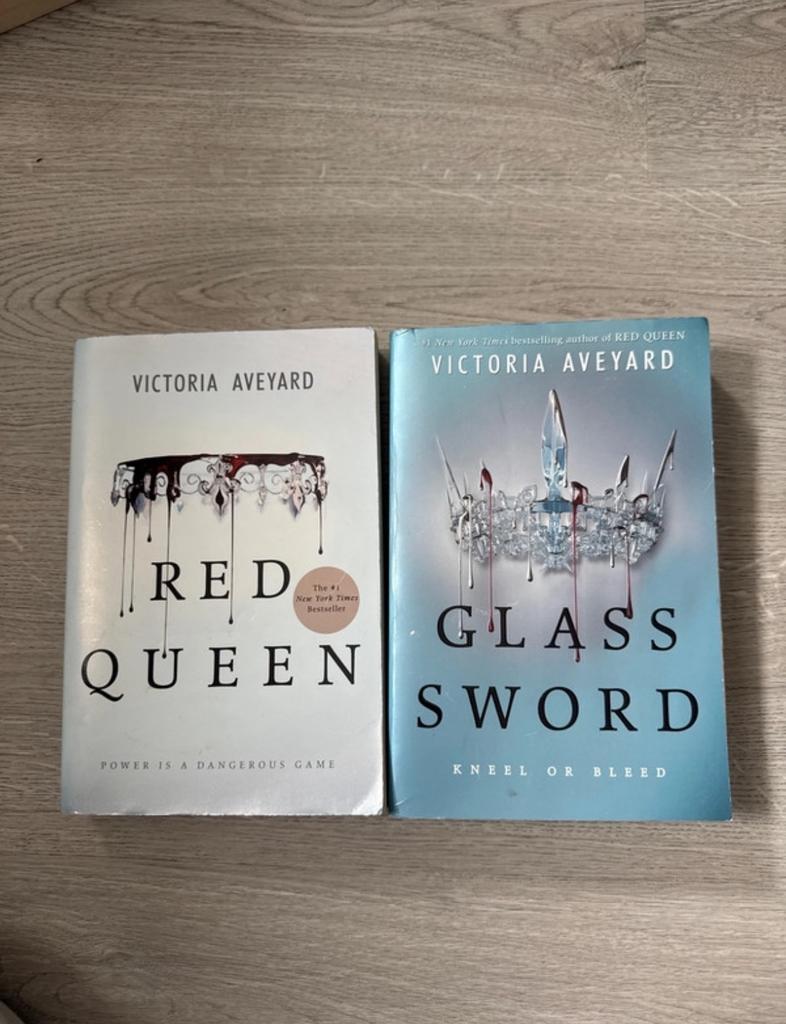 Red Queen & Glass Sword - Victoria Aveyard (Engels), Ophalen of Verzenden, Gelezen, Amerika