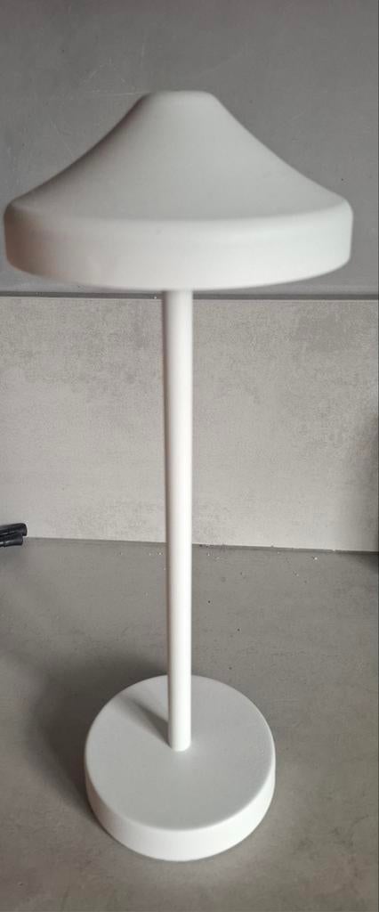 Draadloze witte tafellamp met verschillende standen licht, Ophalen of Verzenden, Zo goed als nieuw, Metaal, Minder dan 50 cm