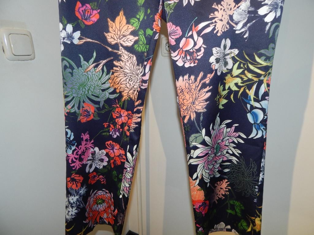 Marccain mooie bloemen broek satijn achtig kleurrijk N6/44, Maat 42/44 (L), Lang, Gedragen, Marccain