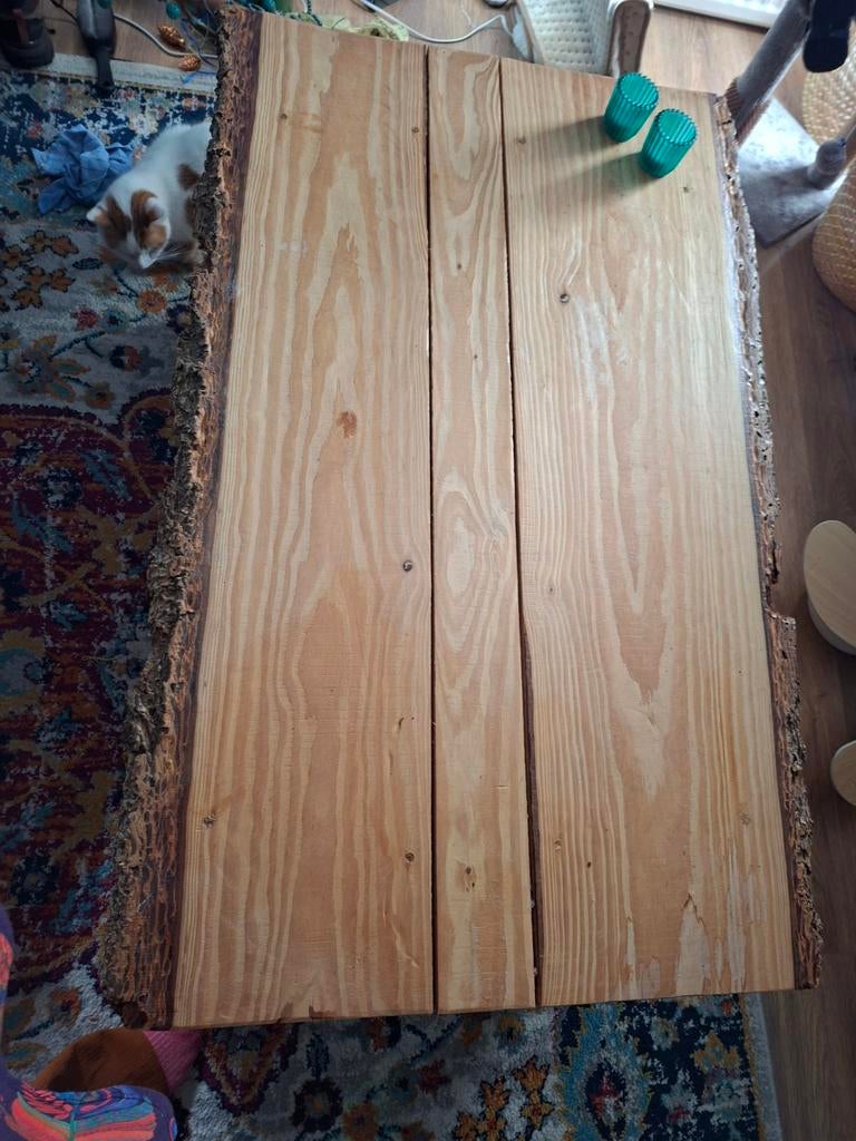 Handgemaakte salontafel van massief hout met boomrand, Ophalen of Verzenden