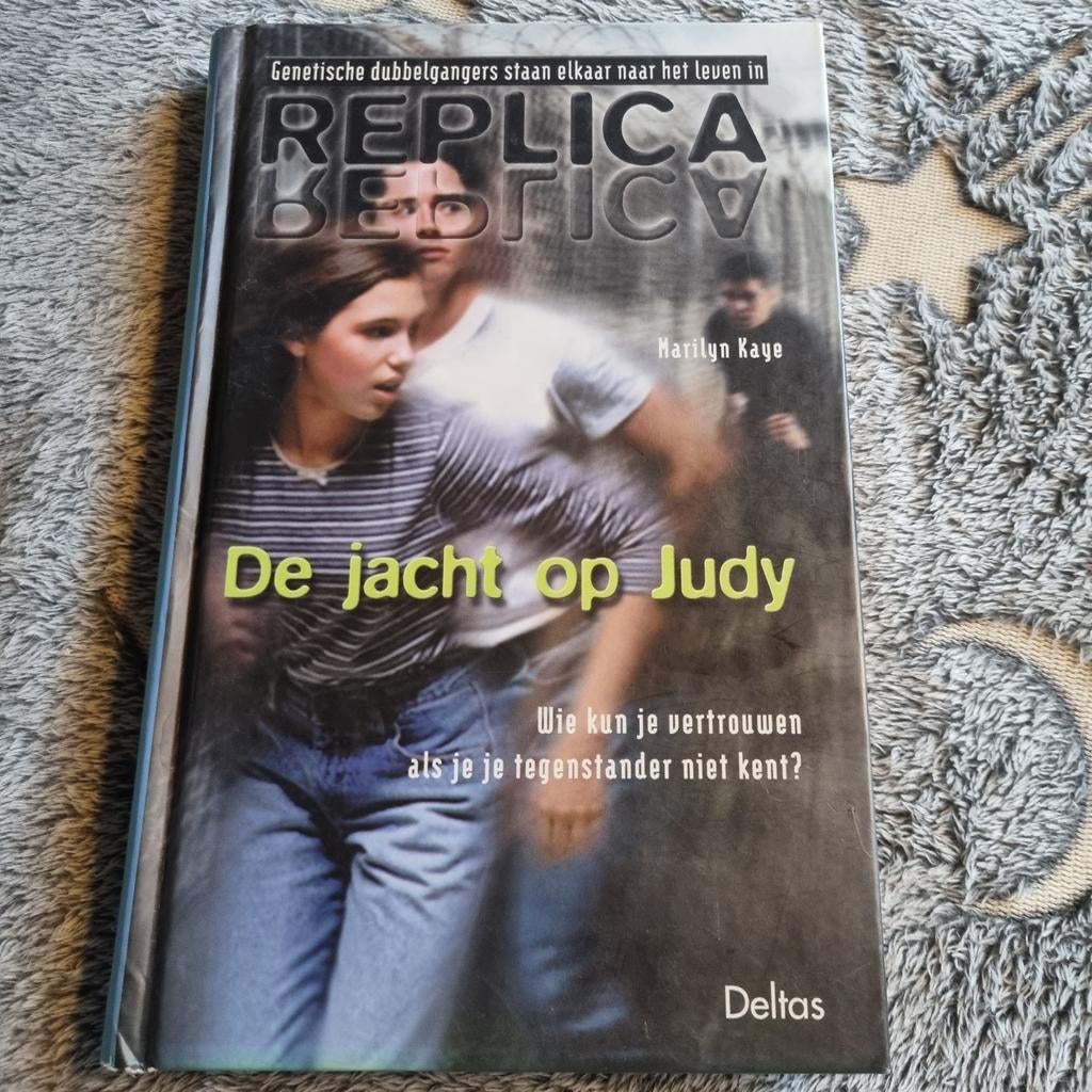 Replica: De jacht op Judy - Marilyn Kaye, Ophalen of Verzenden, Zo goed als nieuw, Marilyn Kaye