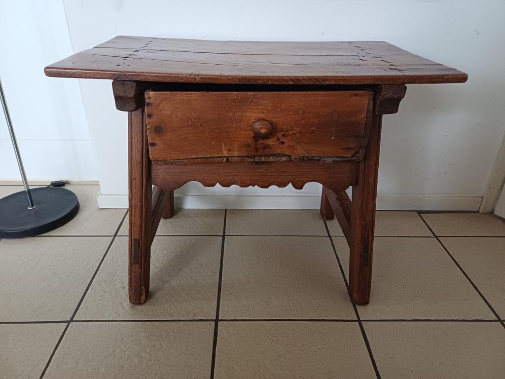 antiek oud spaans stijlvol rustiek tafeltje met lade, Huis en Inrichting, Tafels | Bijzettafels, Ophalen, Gebruikt, 75 cm of meer