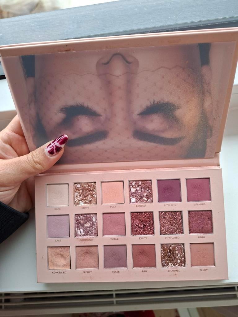 Huda Beauty New Nude palette, Sieraden, Tassen en Uiterlijk, Uiterlijk | Cosmetica en Make-up, Ophalen of Verzenden, Zo goed als nieuw