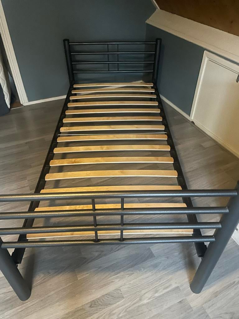 1 pers bed  90 x 200 metaal met lattenbodem, Ophalen, 90 cm, Eenpersoons, Zwart