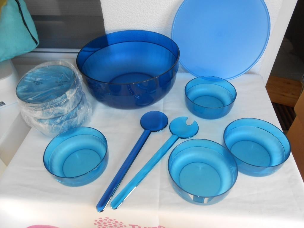 Tupperware Saladebak met slacouvert en 8 kommen Blauw NIEUW, Huis en Inrichting, Keuken | Tupperware, Nieuw, Bak of Kom, Blauw