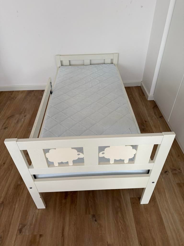 IKEA peuterbed + Vyssa matras - nette staat, Gebruikt, 70 tot 85 cm, Ophalen of Verzenden, Lattenbodem