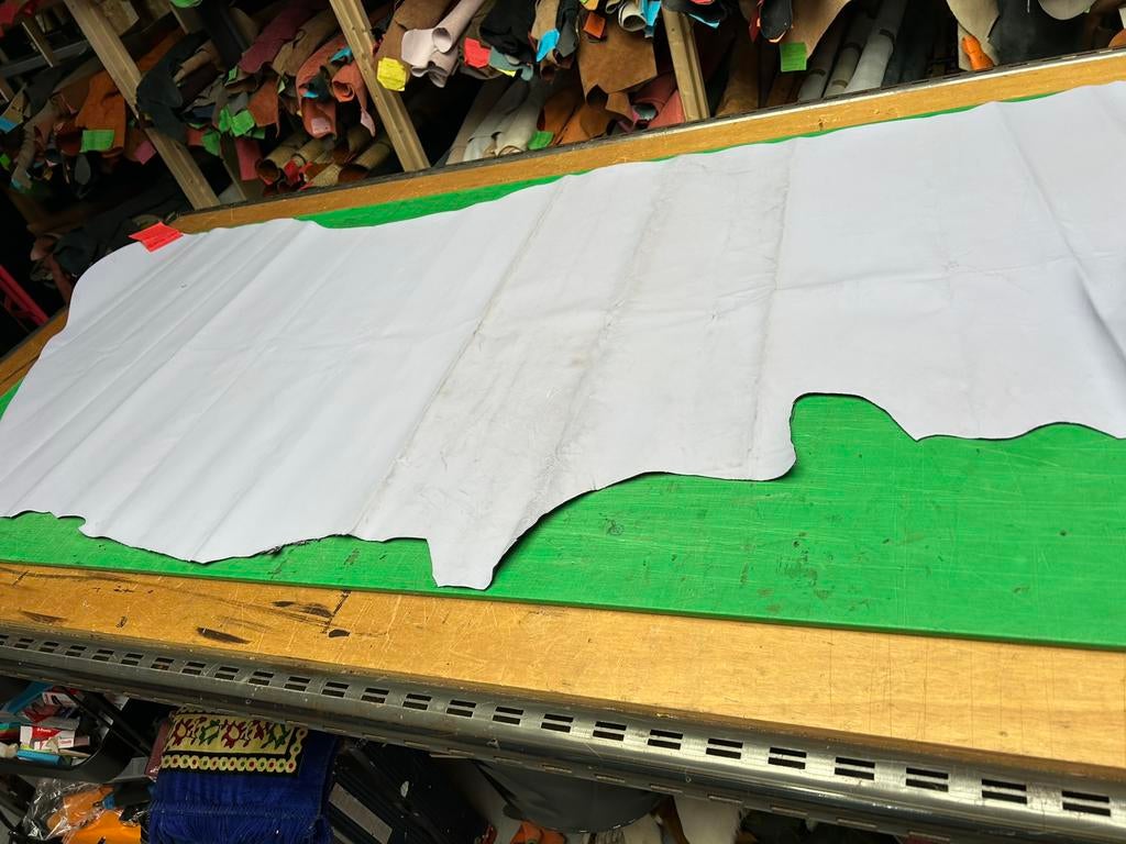 Lila kleur halve huid met mankementen 1.1mm dik stug lap A18, Leer of Kunstleer, Ophalen of Verzenden, Zo goed als nieuw, 30 tot 120 cm