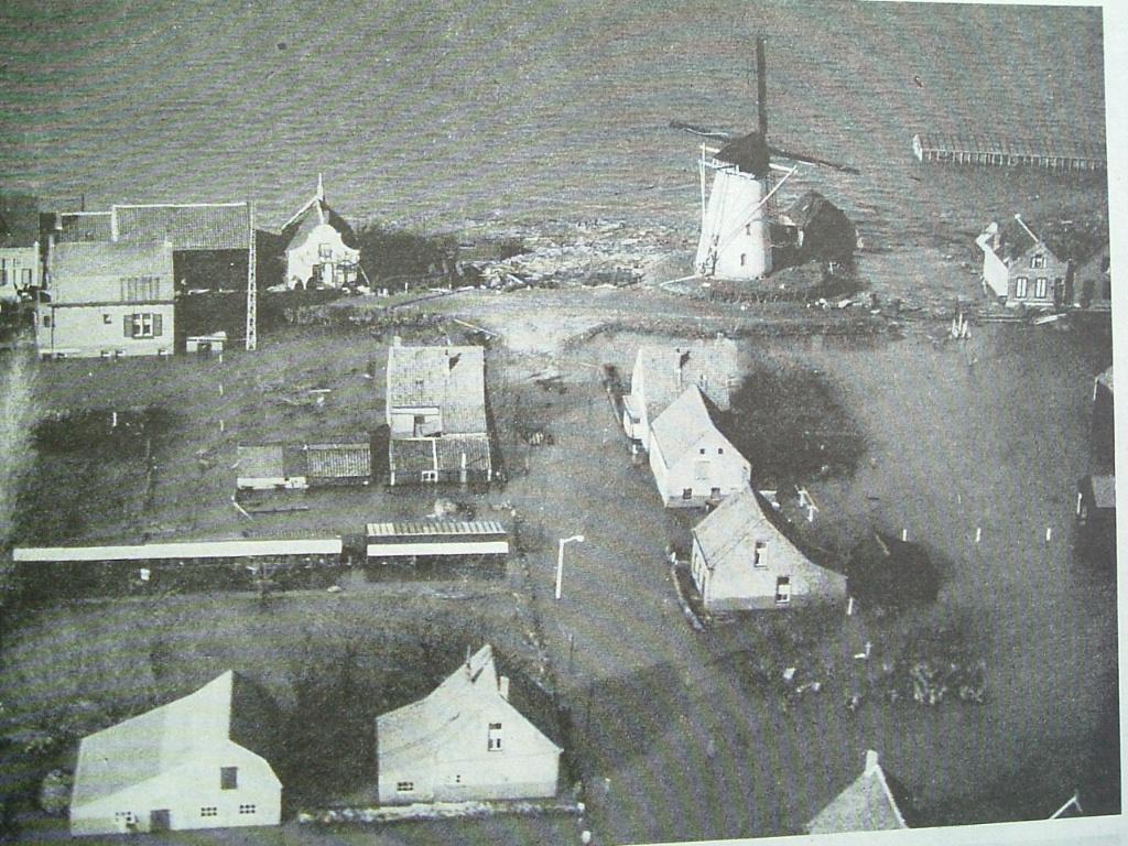 Gebroken dijken. Goeree-Overflakkee en de ramp februari 1953, Ophalen of Verzenden, 20e eeuw of later, Gelezen