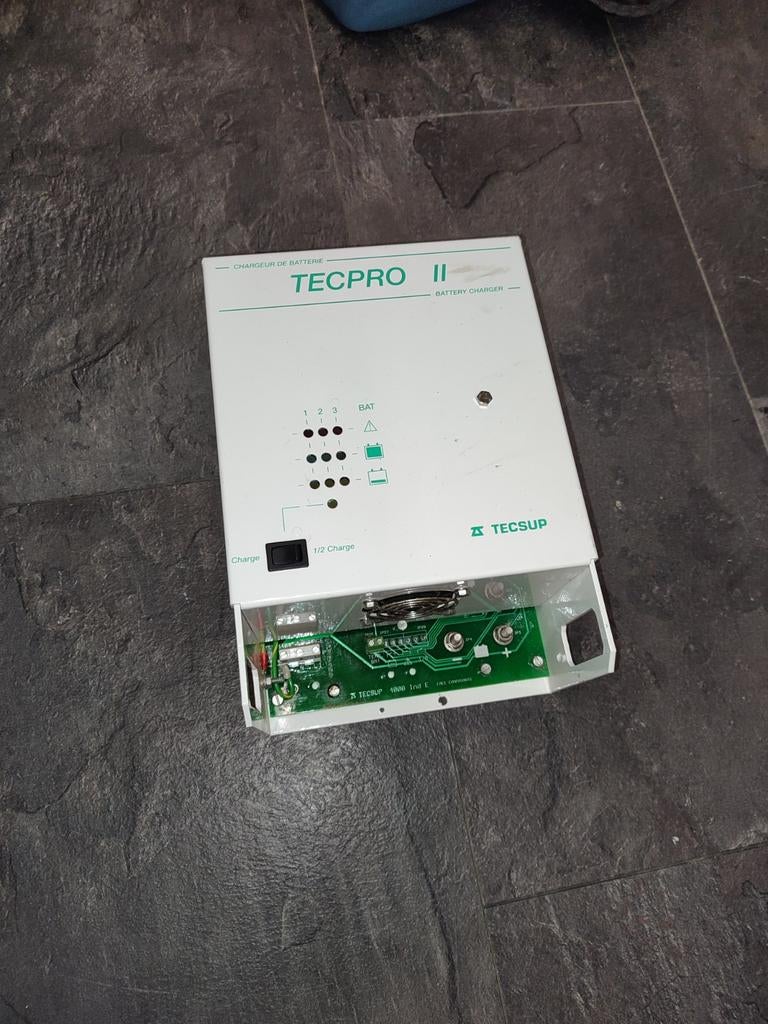 Acculader tecpro 2, Ophalen of Verzenden, Gebruikt, Universele onderdelen