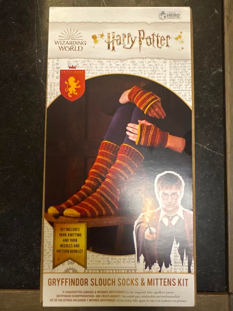 Harry Potter Sokken & Wanten Breiset - Gryffindor, Hobby en Vrije tijd, Breien en Haken, Ophalen of Verzenden, Nieuw, Breien, Patroon of Boek