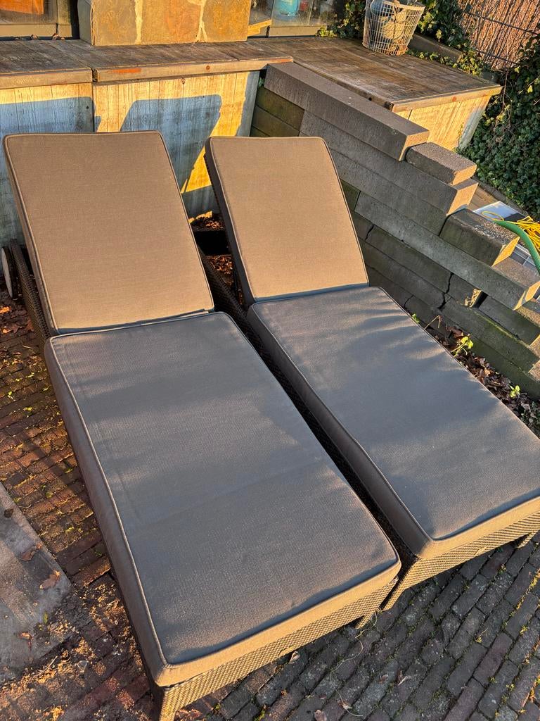 Twee ligbedden met kussens, Ophalen, Gebruikt, Wicker, Verstelbaar