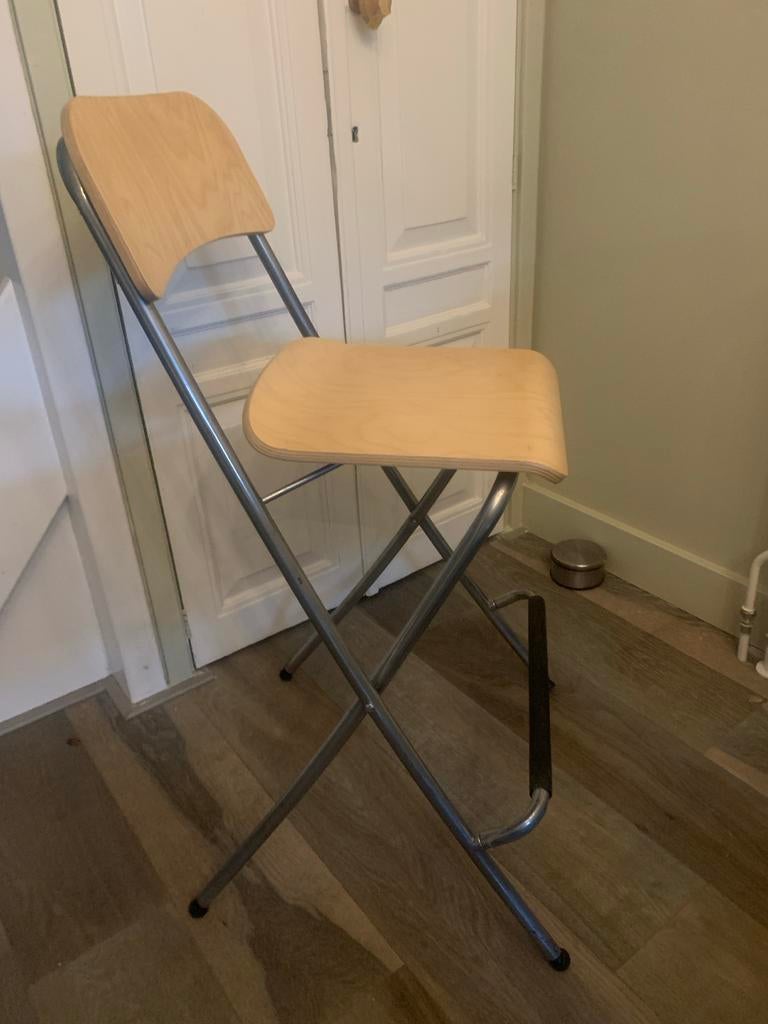 IKEA FRANKLIN barkruk - Opklapbaar en praktisch, Huis en Inrichting, Barkrukken, Ophalen, Gebruikt, Met voetsteun, 60 tot 90 cm