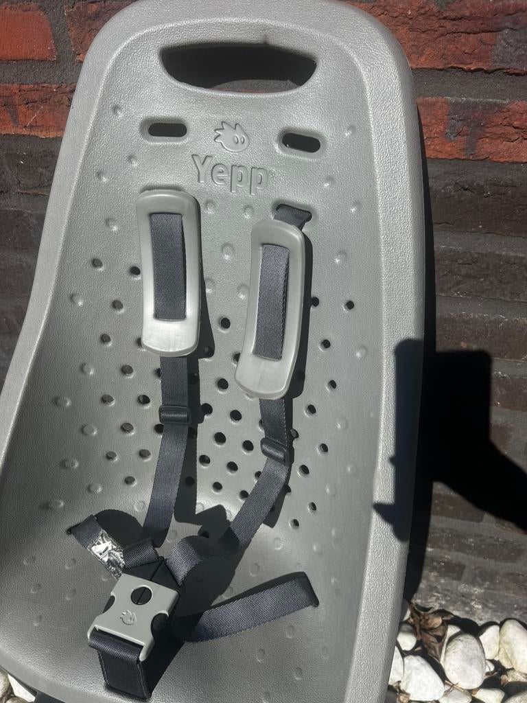 Yepp achterzitje grijs, Fietsen en Brommers, Fietsaccessoires | Fietsstoeltjes, Ophalen, Gebruikt, Voorzitje, Voetsteuntjes