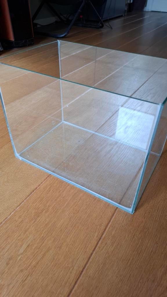 Aquarium 35x23x26 LxBxH (kweekbakje) €15, Ophalen, Leeg aquarium