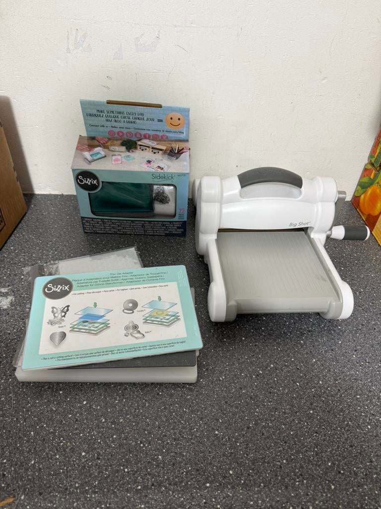 Sizzix Big shot snij- en emboss machine + sizzix sidekick, Ophalen of Verzenden, Zo goed als nieuw, Slicemachine of Snijmachine