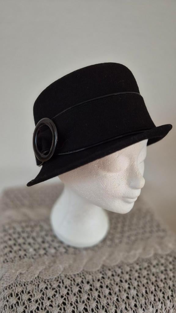 Elegante zwarte cloche hoed met gesp, Ophalen of Verzenden, Nieuw, 56 of 57 cm (M, 7 of 7⅛ inch), Hoed