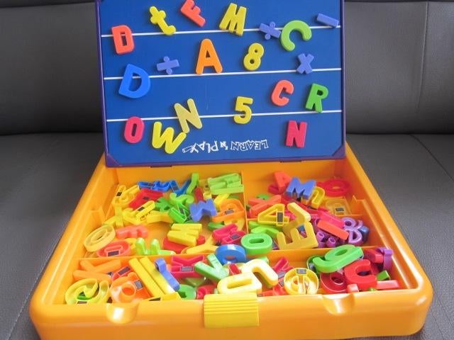 magneetspel: letters en cijfers in draagbare opbergbox, Kinderen en Baby's, Speelgoed | Educatief en Creatief, Ophalen, Gebruikt