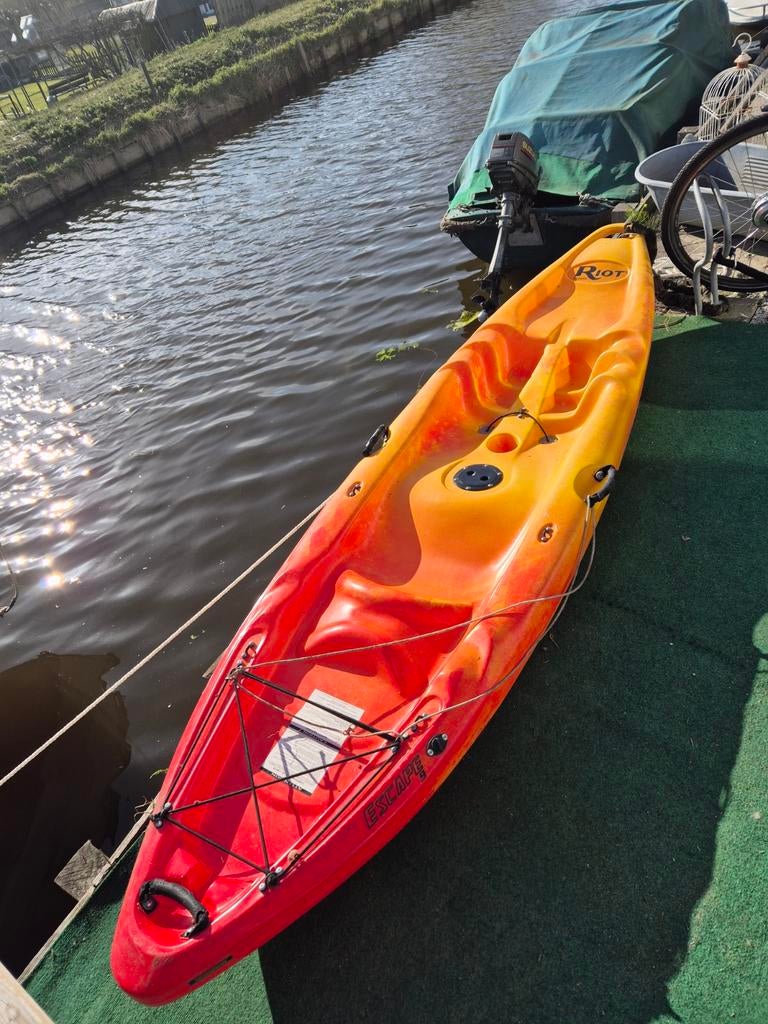Riot Escape 9 kajak met stoeltje en peddel, Ophalen