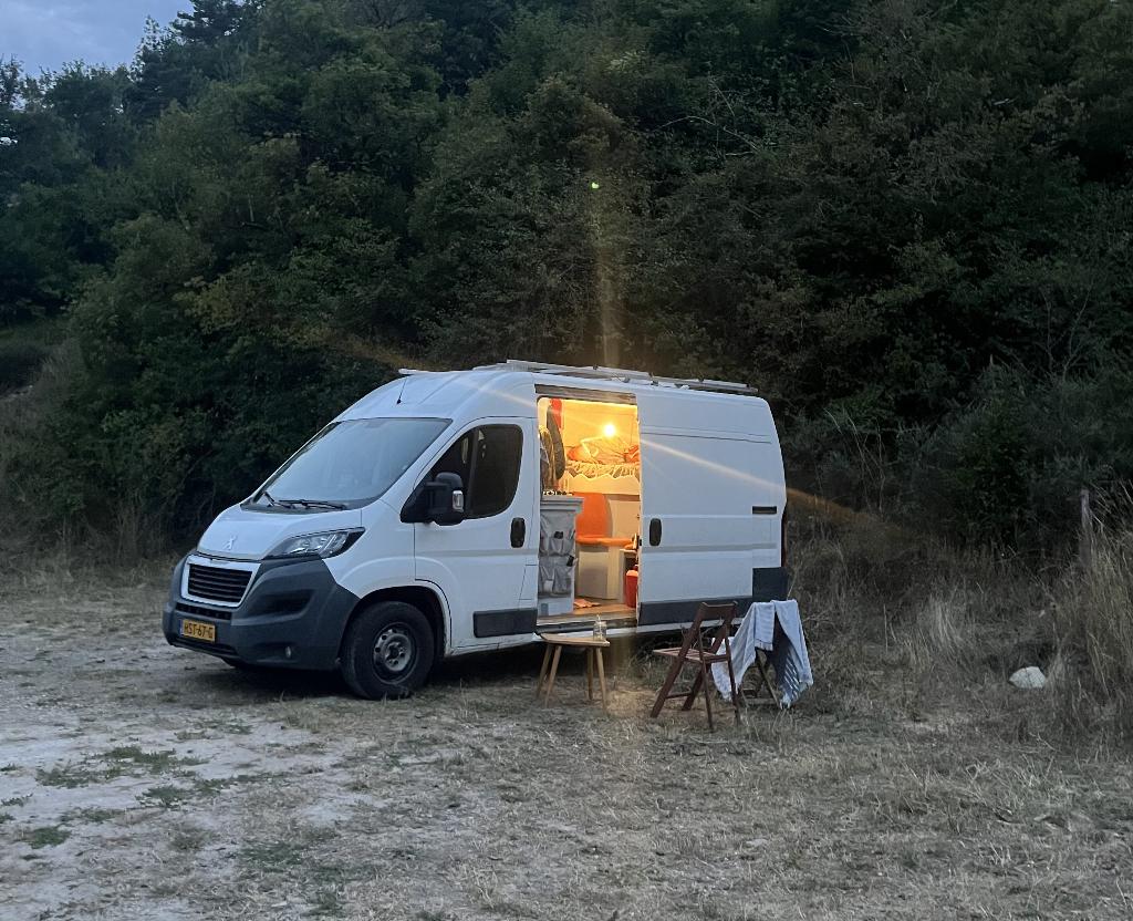 Off-Grid Stealth Buscamper| Peugeot Boxer L2H2| 2017, Caravans en Kamperen, Overige merken, Koelkast, Dakluik, Tot en met 2