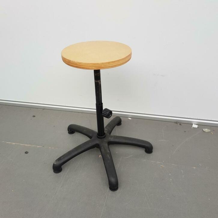 Partij 13 houten krukken in hoogte verstelbaar 43-61 cm