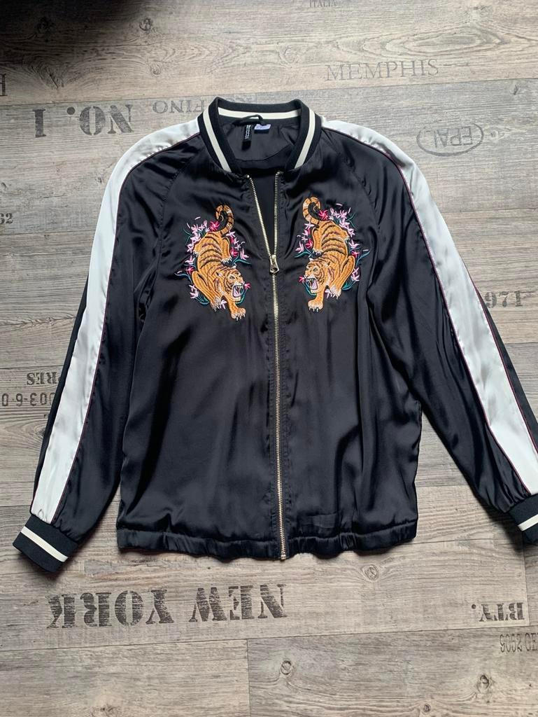 Satijnen bomberjack met tijger borduursel, Verzenden, Zo goed als nieuw, Maat 34 (XS) of kleiner, Zwart