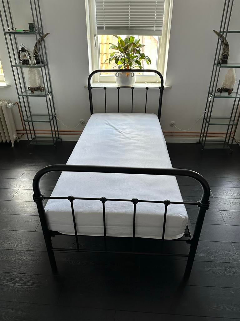 eenpersoonsbed logeerbed met metalen frame 90 x200 zwart, Ophalen, 90 cm, Eenpersoons, Zwart