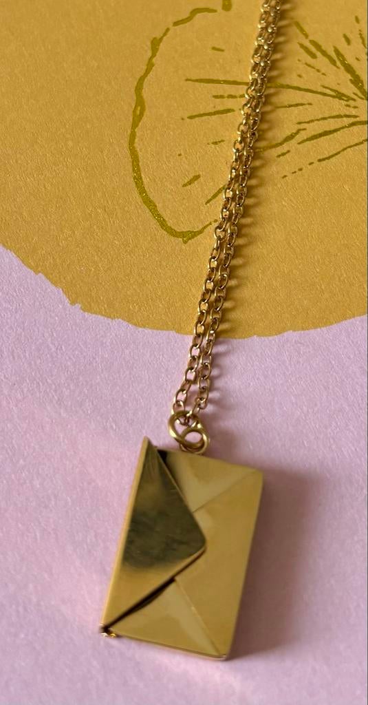 Gouden Enveloppe Ketting met 'Love You' Boodschap, Ophalen of Verzenden, Zo goed als nieuw, Goud, Met hanger