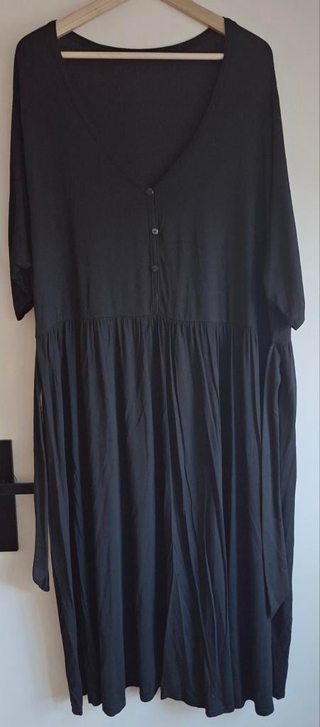Zwarte jurk met V-hals en knoopjes, maat 52, Ophalen of Verzenden, Zo goed als nieuw, Zwart, Jurk