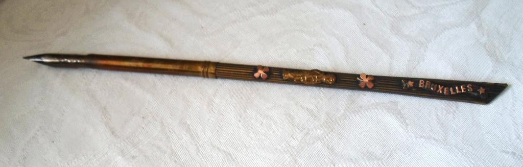 Vintage kroontjespen + houder in messing. Bruxelles., Ophalen of Verzenden