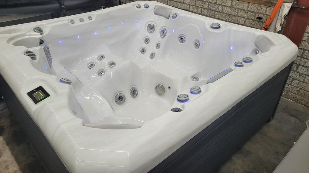 Wellis jacuzzi, Ophalen of Verzenden, Zo goed als nieuw