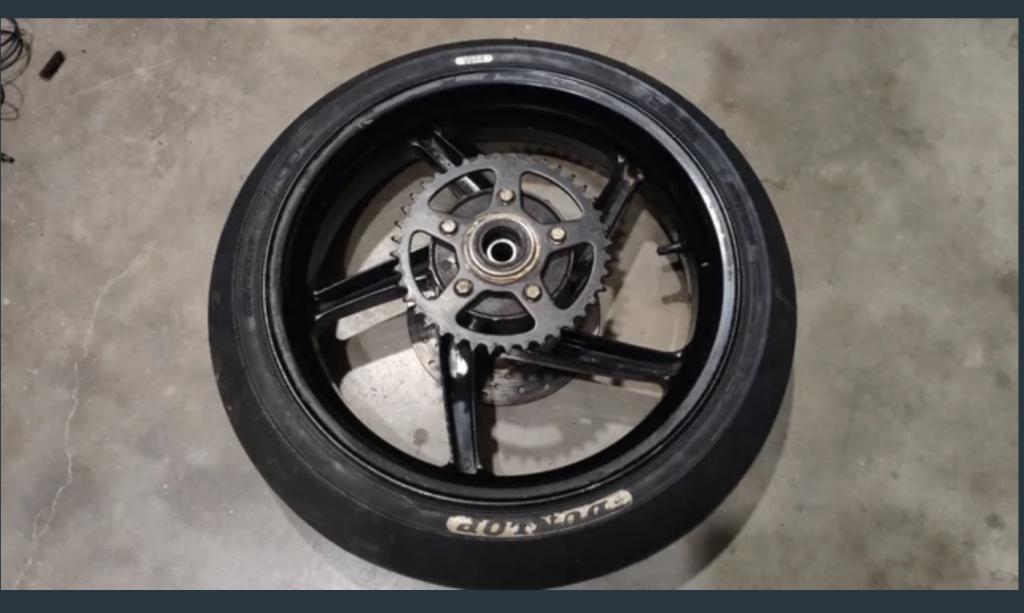 Gezocht achterwiel velg Aprilia rs125 1999 - 2005, Ophalen of Verzenden