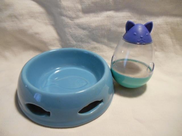 Leuke voerbak (alleen voor een kater...) en snoepjesbol, Ophalen of Verzenden, Nieuw