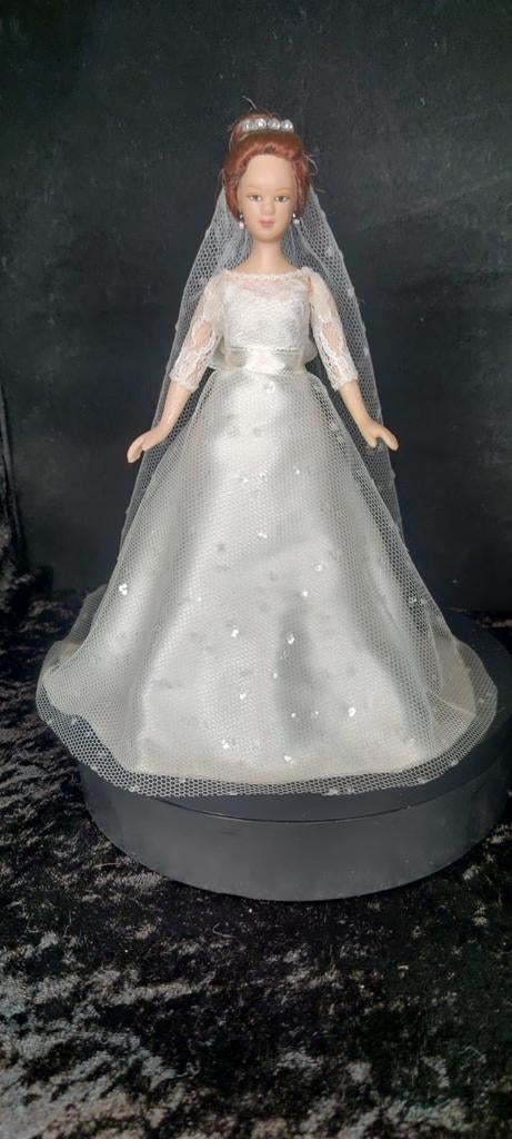 Porseleinen bruidspopje 1:12 met handgemaakte jurk, Ophalen of Verzenden, Nieuw, Pop