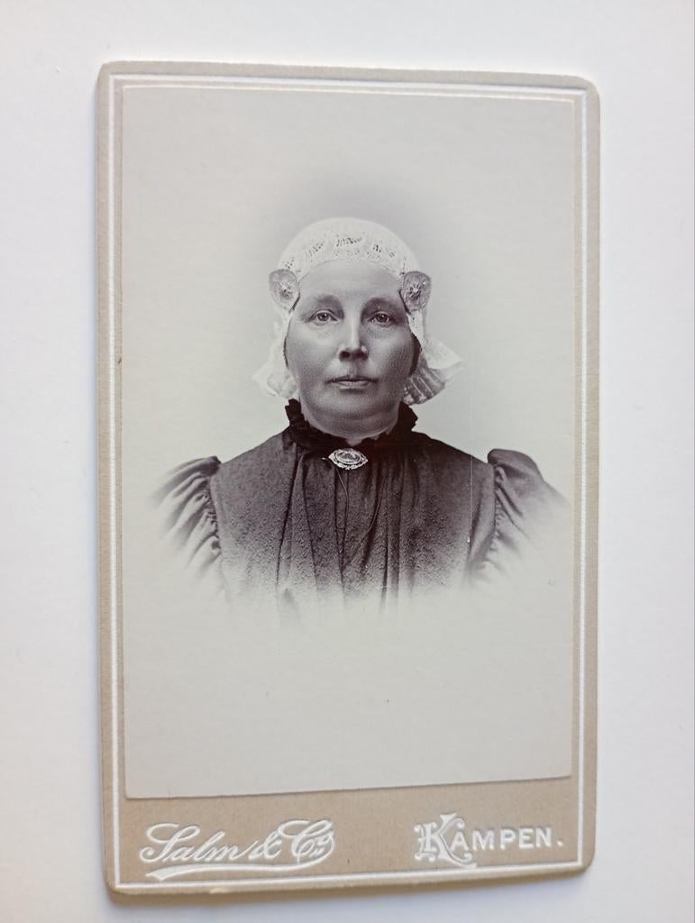 CDV Kampen Vrouw in Klederdracht, Gebruikt, Foto, Klederdracht, Ophalen of Verzenden