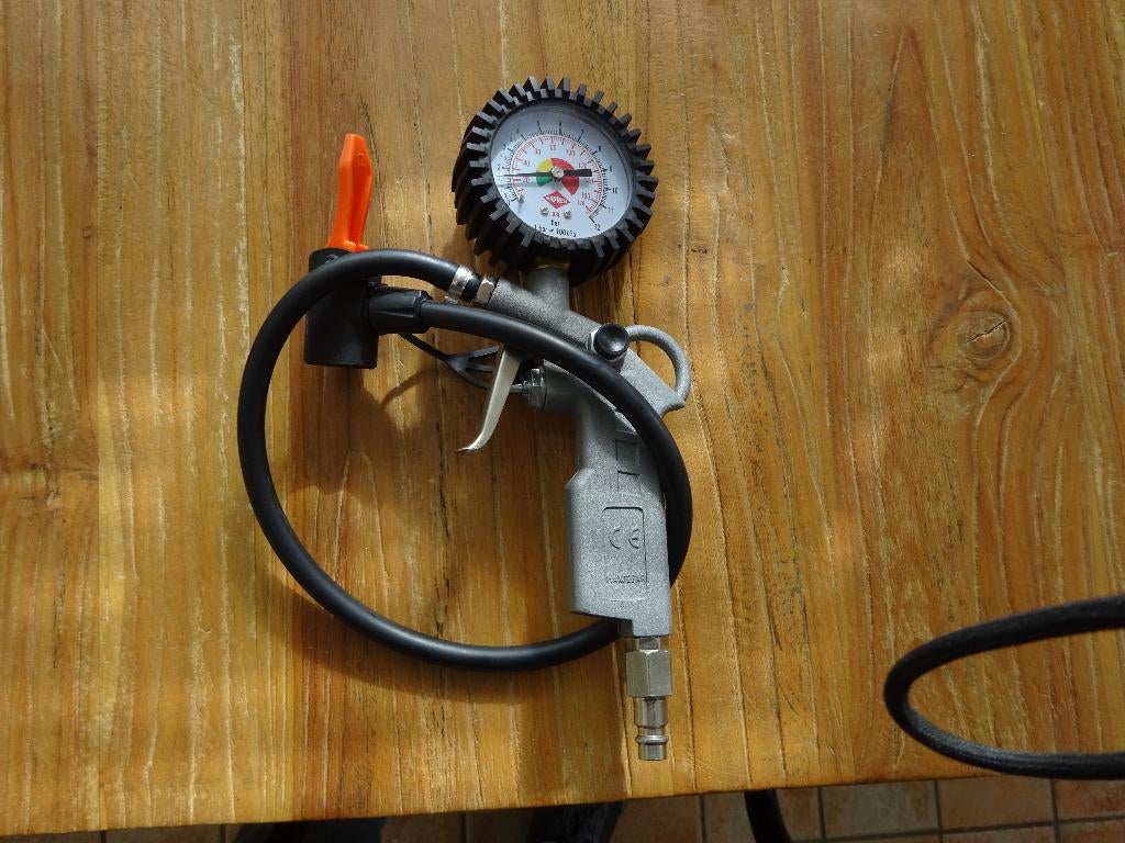 bandenpomp voor fiets banden en auto nieuw, 6 tot 10 bar, Nieuw, Ophalen of Verzenden, Minder dan 200 liter/min