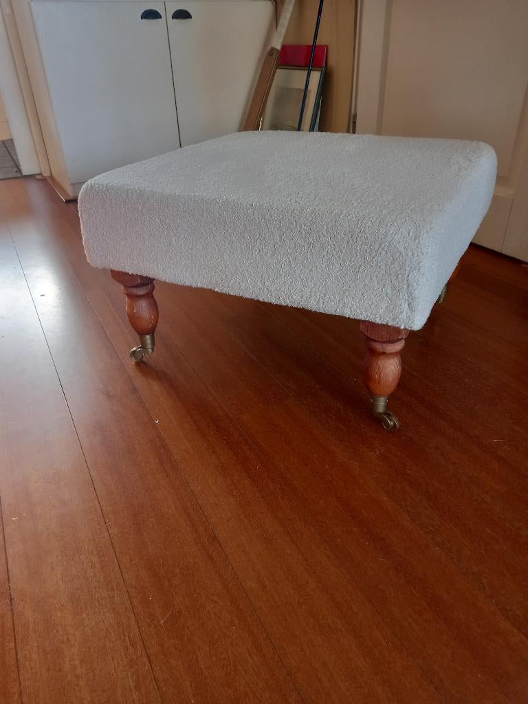 Nette hocker met beige teddystof, Huis en Inrichting, Banken | Voetenbanken en Poefen, Ophalen, Vo, Vo, Zo goed als nieuw