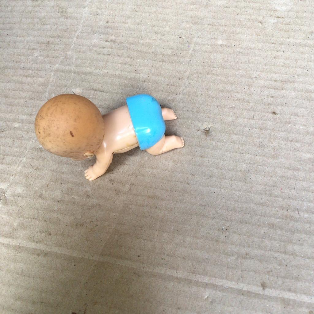 Babypopje en eend en twee poppen, Ophalen of Verzenden, Gebruikt, Babypop