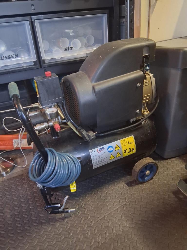 Compressor met toebehoren, Minder dan 25 liter, Ophalen of Verzenden, Zo goed als nieuw, Minder dan 200 liter/min