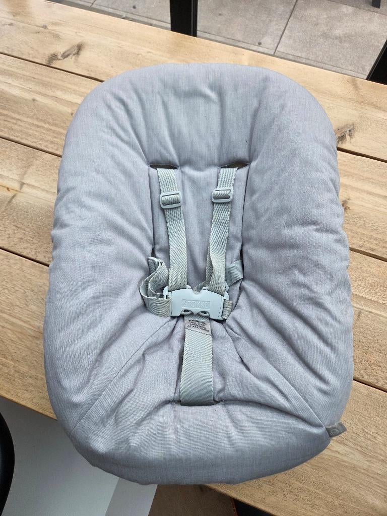 Stokke Tripp Trapp Newbornset met speelboog (wit), Kinderen en Baby's, Kinderstoelen, Ophalen of Verzenden, Gebruikt, Meegroeistoel