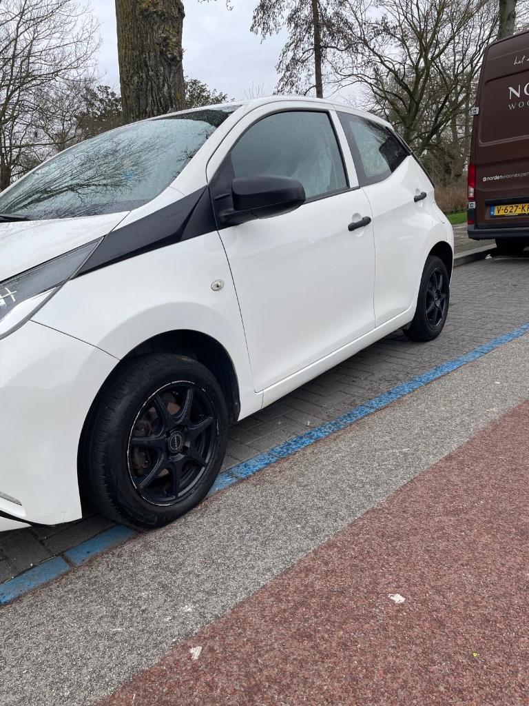 Toyota Aygo 1.0 12V Vvt-i Ddrs 2015 Wit, Voorwielaandrijving, Stof, 4 stoelen, Wit