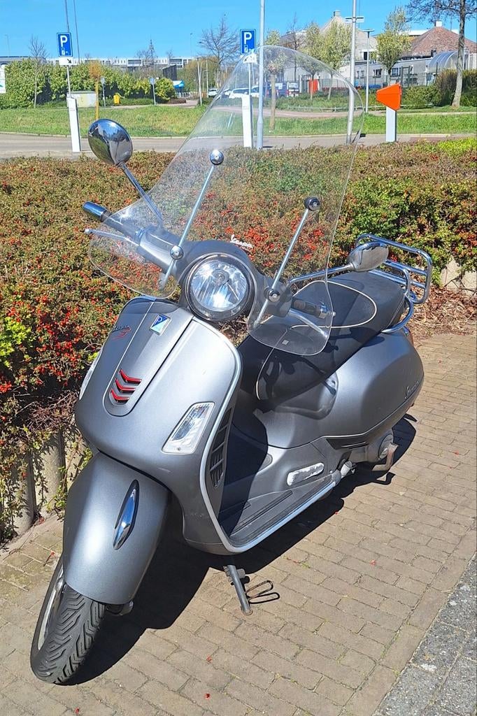 Vespa GTS 300 ABS 2015 incl beenkleed+hoogscherm+Akrapovic, Scooter, 300 cc, Gebruikt, Particulier