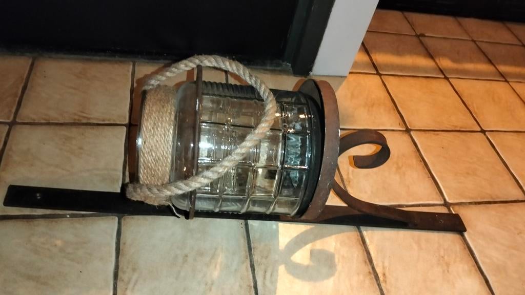 Brocante grote zware wandkandelaar met windlicht, Antiek en Kunst, Curiosa en Brocante, Ophalen