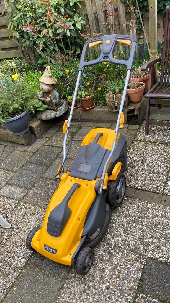 Elektrisch Stiga graasmaaier, Gebruikt, Elektrische grasmaaier, Ophalen of Verzenden, Opvangbak